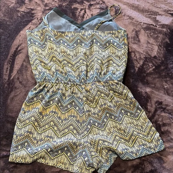 Chevron Patterned romper - Picture 3 of 4
